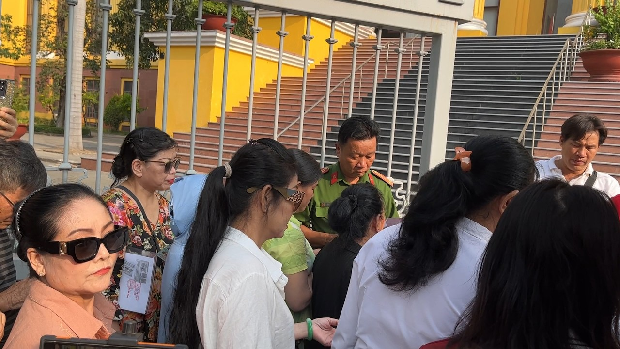 Chú 7 Ngồi Xe Lăn Chạm Mặt Hồng Loan Tại Cổng Toà Án, Cô 6 Nói Câu Không Ngờ?